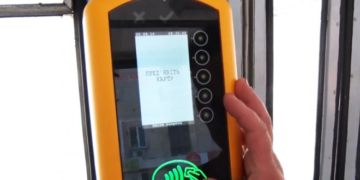 Безконтактна банківська картка: як у Тернополі відбувається списання коштів у проїзді?