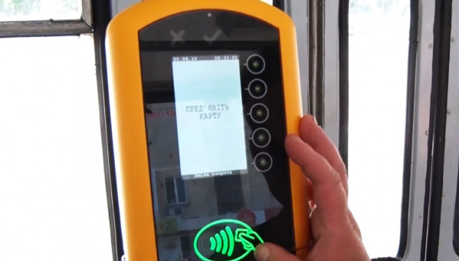 Безконтактна банківська картка: як у Тернополі відбувається списання коштів у проїзді?
