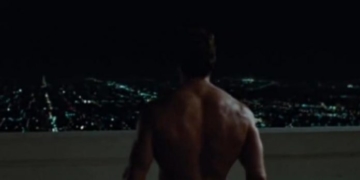 То є Львів: напівоголений чоловік бігав по вулиці та кричав на людей (Відео)