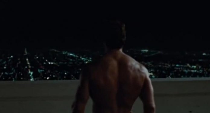 То є Львів: напівоголений чоловік бігав по вулиці та кричав на людей (Відео)