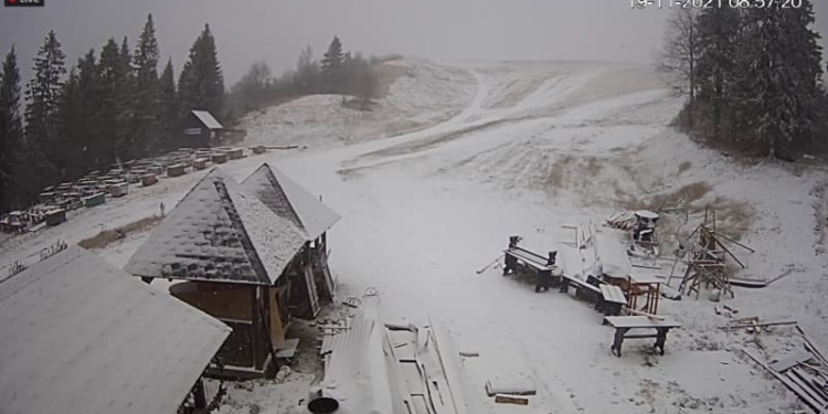 На Львівщині випав сніг. Показали фото засніжених гір