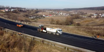 Майже 6 кілометрів нової траси: від Мишковичів до Микулинців капітально ремонтують дорогу