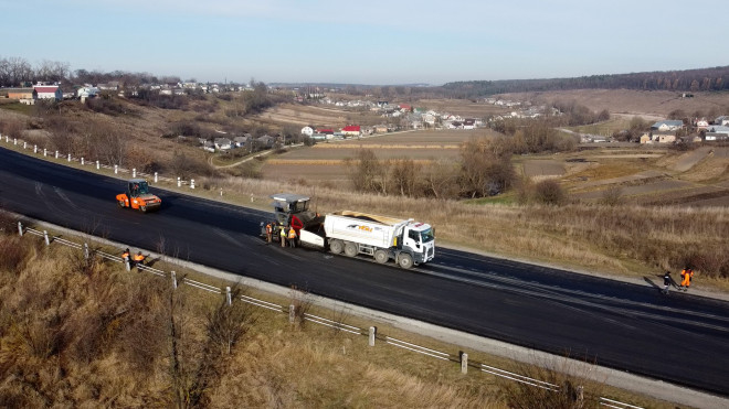 Майже 6 кілометрів нової траси: від Мишковичів до Микулинців капітально ремонтують дорогу