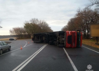 Водій не впорався з керуванням: дорога на Львів заблокована