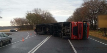 Водій не впорався з керуванням: дорога на Львів заблокована