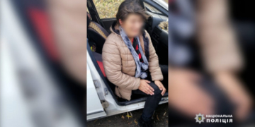 Маму, яка покинула новонародженого малюка, розшукали поліцейські