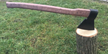 На Тернопільщині чоловік сокирою ударив потерпілого, бо той був поруч із його колишньою