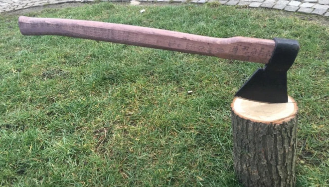 На Тернопільщині чоловік сокирою ударив потерпілого, бо той був поруч із його колишньою