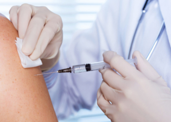 Чи можуть звільнити з роботи за відмову від вакцинації COVID-19