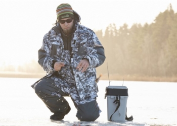Рибалки випробовують кригу на міцність попри заборони