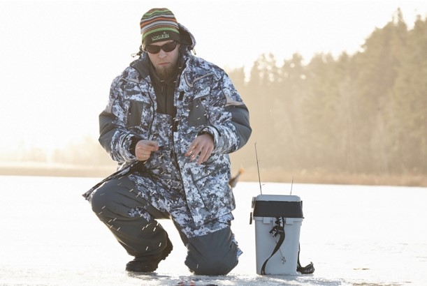 Рибалки випробовують кригу на міцність попри заборони
