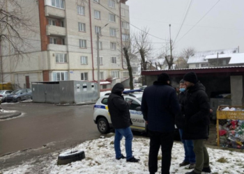 Була без верхнього одягу: у Тернополі на вулиці виявили мертву жінку