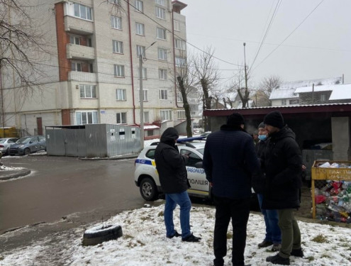 Була без верхнього одягу: у Тернополі на вулиці виявили мертву жінку