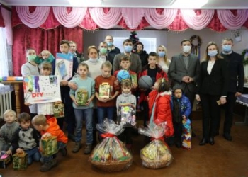 Патронатним сім’ям області передали подарунки до Дня святого Миколая