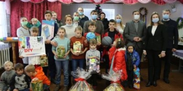 Патронатним сім’ям області передали подарунки до Дня святого Миколая
