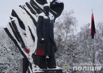 У Тернополі невідомі облили фарбою пам’ятник Степану Бандері