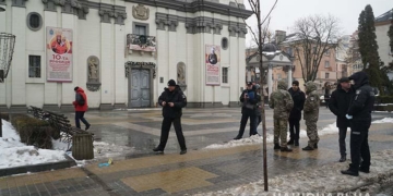Поліцейські Тернополя встановлюють особу “мінувальника” центрального храму міста