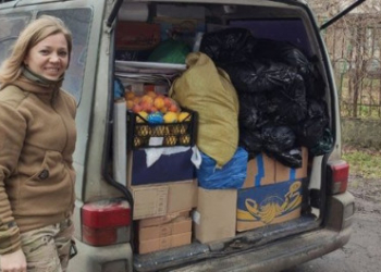 Відому тернопільську волонтерку Христину Фіціцу військові відзначили нагородою