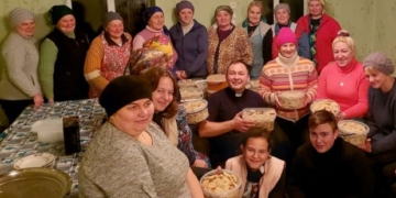 Господині з Тернопільщини наліпили 21 відро вареників для українських бійців на сході