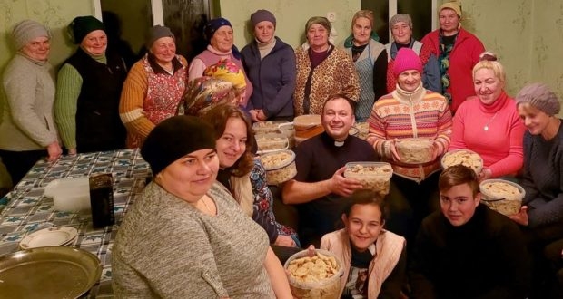 Господині з Тернопільщини наліпили 21 відро вареників для українських бійців на сході