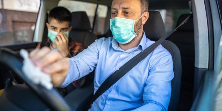 Чоловіки виявилися більшими рознощиками COVID-19 в порівнянні з жінками