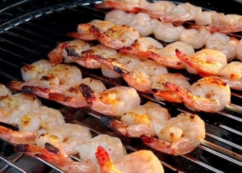 Як приготувати креветки на грилі в медово-лимонному маринаді (Рецепт)