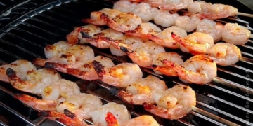 Як приготувати креветки на грилі в медово-лимонному маринаді (Рецепт)