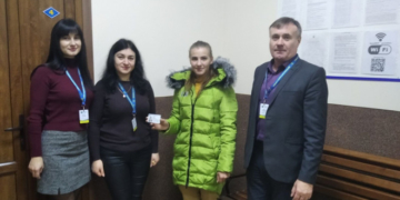 Життя без документів: 26-річній жінці з Тернопільщини вперше оформили паспорт громадянина України