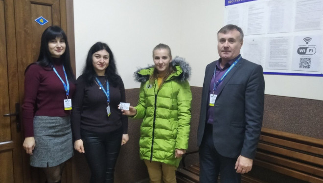 Життя без документів: 26-річній жінці з Тернопільщини вперше оформили паспорт громадянина України