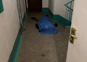 Помер на сходовій клітці: тернополянка знайшла мертвим свого сусіда