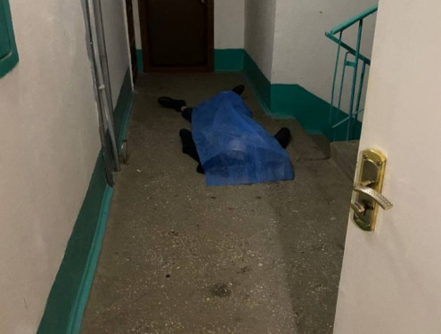 Помер на сходовій клітці: тернополянка знайшла мертвим свого сусіда