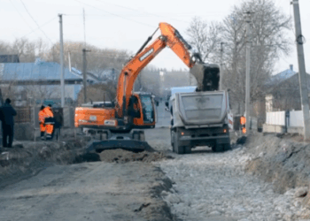 Капремонт дороги Т-20-10 у Підволочиську: замінюють непридатні ґрунти на бутовий камінь