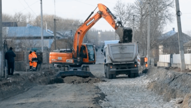 Капремонт дороги Т-20-10 у Підволочиську: замінюють непридатні ґрунти на бутовий камінь