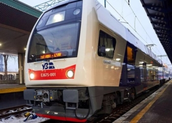 Через Тернопіль запустили двоповерхову електричку