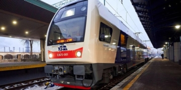 Через Тернопіль запустили двоповерхову електричку