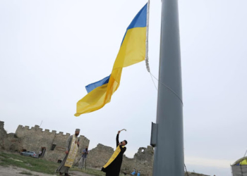 Здуло вітром: куди зник рекордний прапор з Замкової гори у Кременці