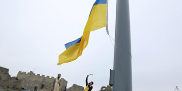 Здуло вітром: куди зник рекордний прапор з Замкової гори у Кременці