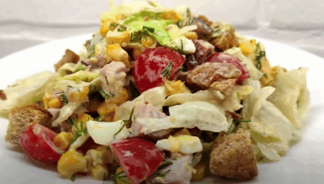 Нові рецепти салатів, які ви ще не пробували: “Рівненський”, “Хрумкий краб”, “З шинкою та грінками”