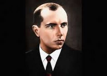 На будівлі Тернопільської облради встановили величезний портрет Степана Бандери (ФОТО)