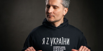 Фронтмен рок-гурту «МЕРІ» Віктор Винник заспівав «Батько наш – Бандера» до дня народження провідника