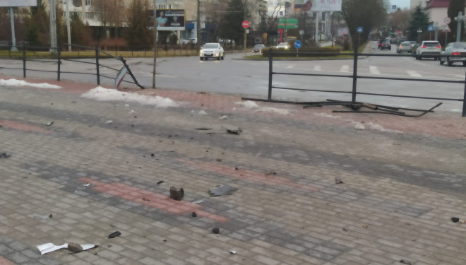 П’яний водій зніс огорожу біля пам’ятника Бандери у Тернополі