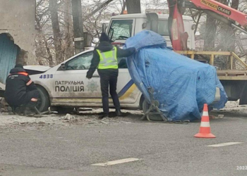 Поліцейський у Тернополі розбив службове авто