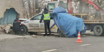 Поліцейський у Тернополі розбив службове авто