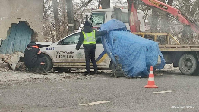 Поліцейський у Тернополі розбив службове авто