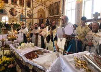 На Тернопільщині від коронавірусу помер священник. Його похоронили біля храму