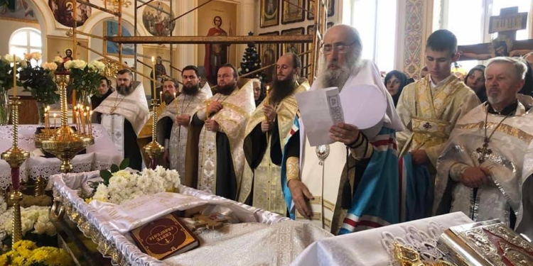 На Тернопільщині від коронавірусу помер священник. Його похоронили біля храму