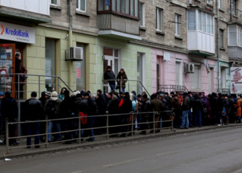 Десятки людей стоять у чергах біля тернопільських банків