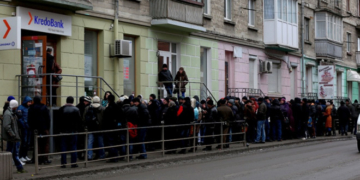 Десятки людей стоять у чергах біля тернопільських банків