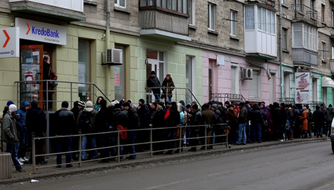 Десятки людей стоять у чергах біля тернопільських банків