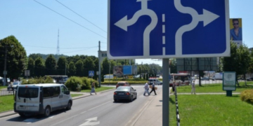 Поворотник на перехресті з круговим рухом: який і коли потрібно вмикати